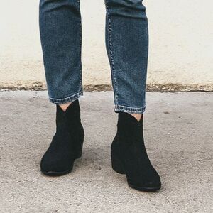Frye Black Suede Chelsea Zip Up Bootie Boot   Women's Size 7.5